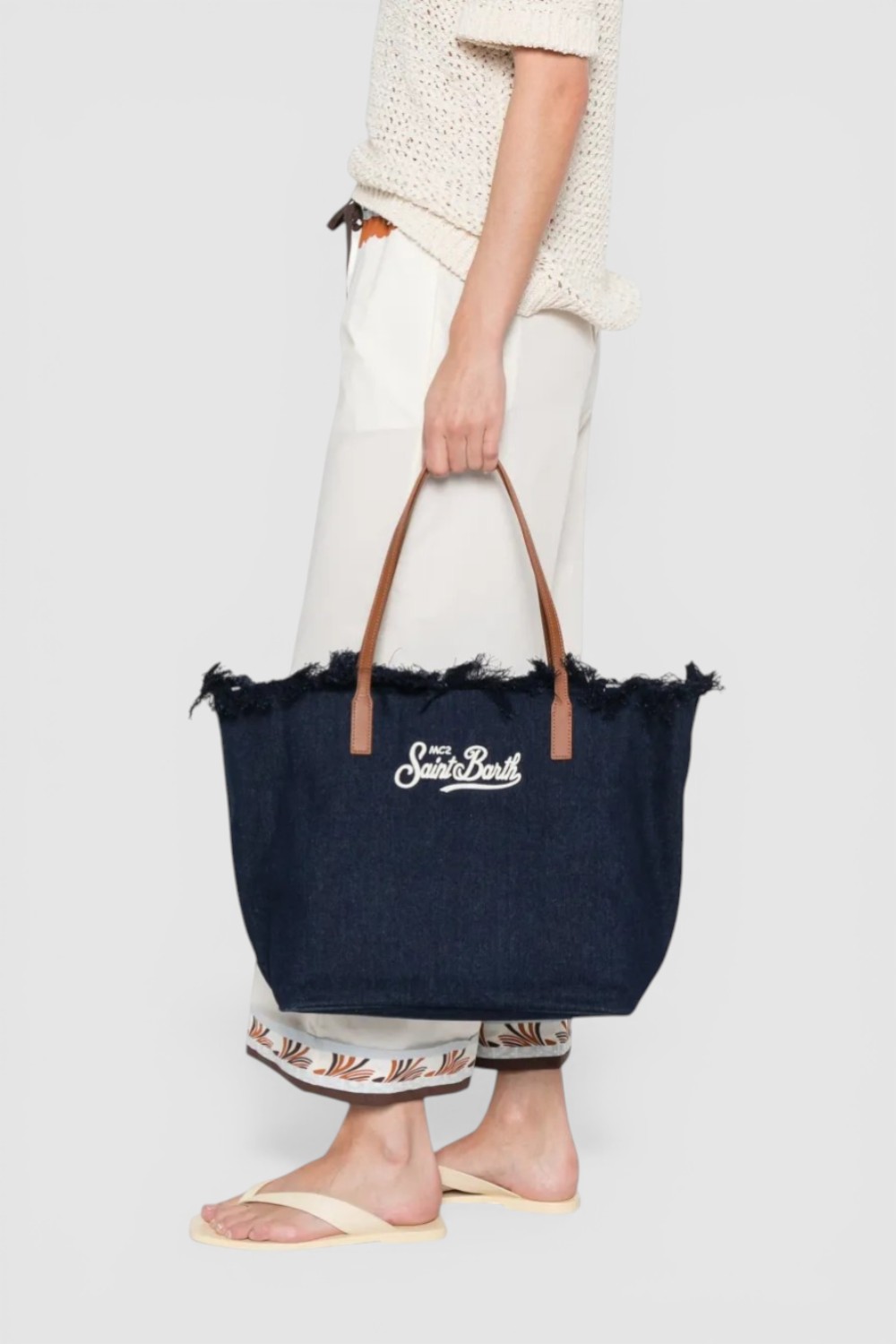 תמונת כל הלוק של תיק כתף